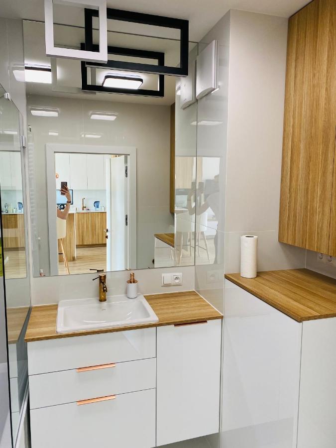 Luxury White Apartment In Park Lotnikow คราคูฟ ภายนอก รูปภาพ