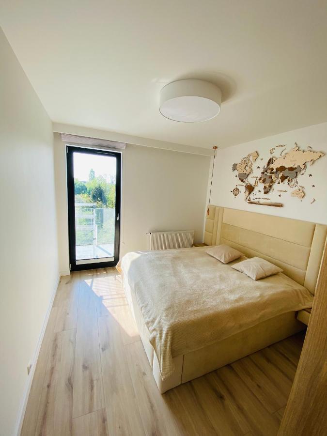 Luxury White Apartment In Park Lotnikow คราคูฟ ภายนอก รูปภาพ