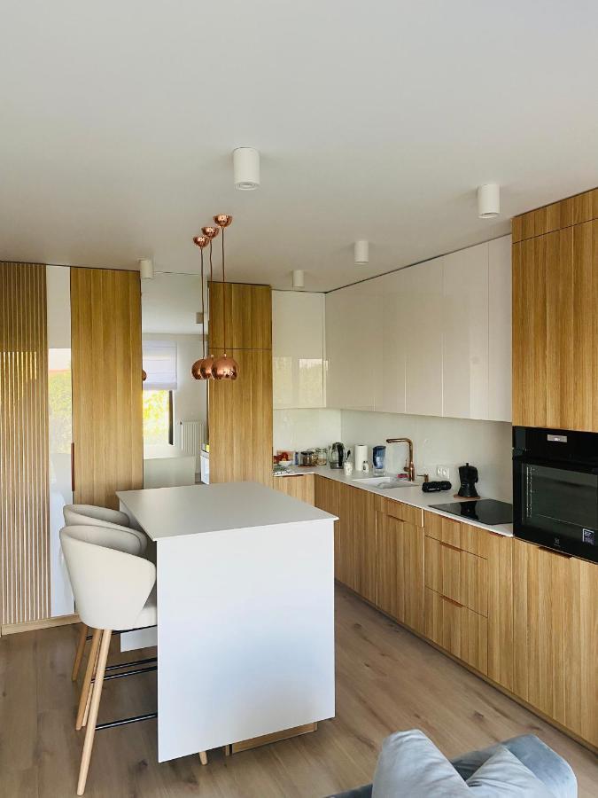 Luxury White Apartment In Park Lotnikow คราคูฟ ภายนอก รูปภาพ